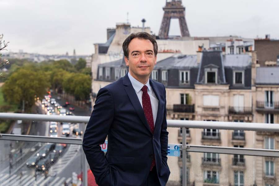 Cyril Linette prend la barre.