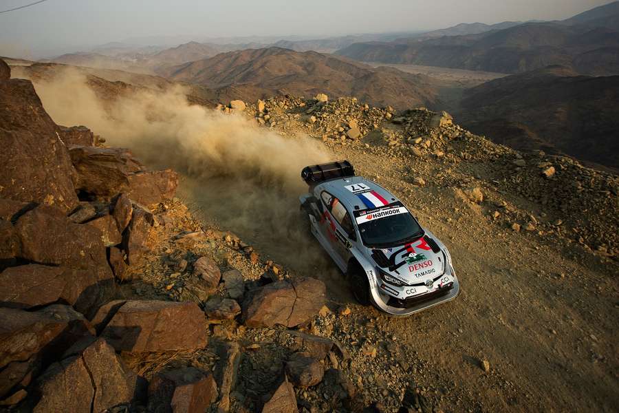 Ogier během Saúdské rallye. Ogier během Saúdské rallye.
