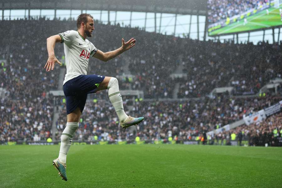 Tottenham Hotspur's English striker Harry Kane celebrates scoring his team's first goal