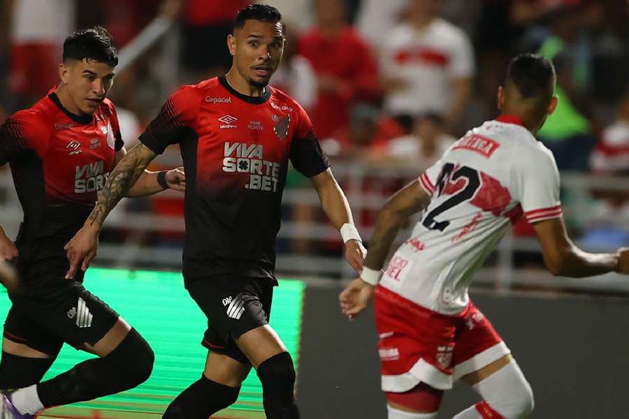Athletico-PR superou o CRB dentro do Rei Pelé, em Maceió