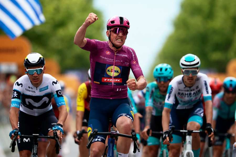 Mads Pedersen wins the sprint of the third stage