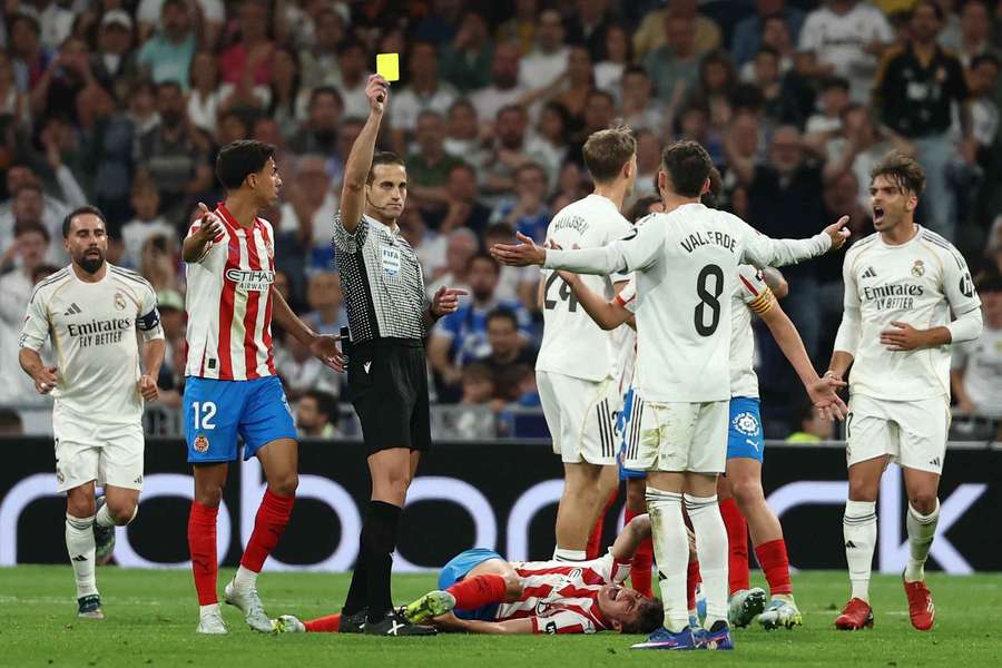 Alberola Rojas muestra una tarjeta a Valverde en el polémico Madrid-Girona