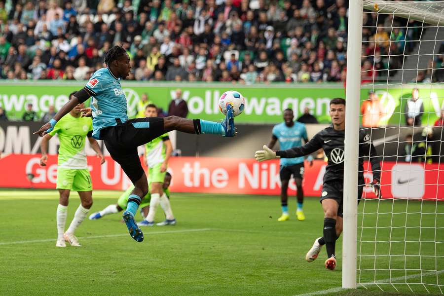 Jeremie Frimpong dal takto akrobaticky první gól Leverkusenu ve Wolfsburgu.