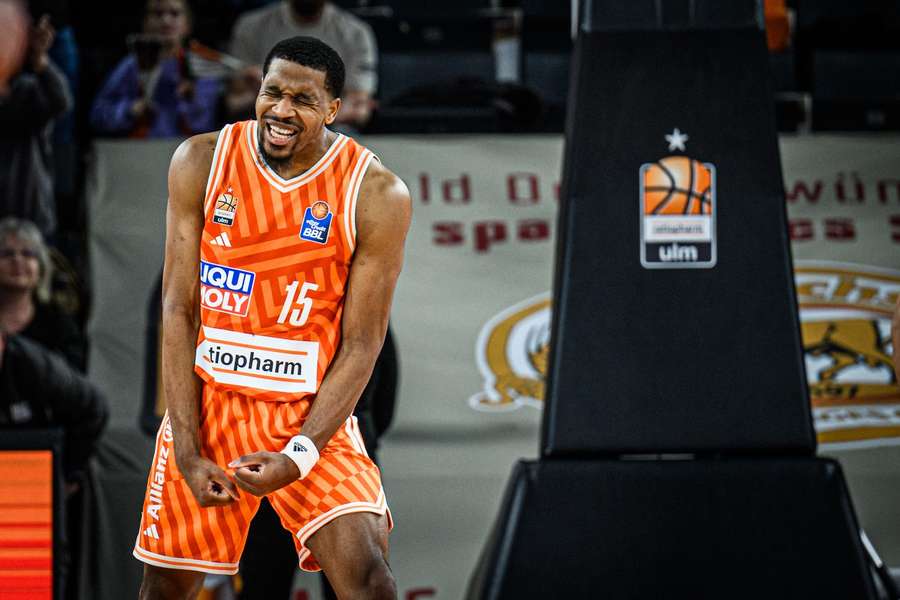 Justin Simon feiert nach einem Dunk.