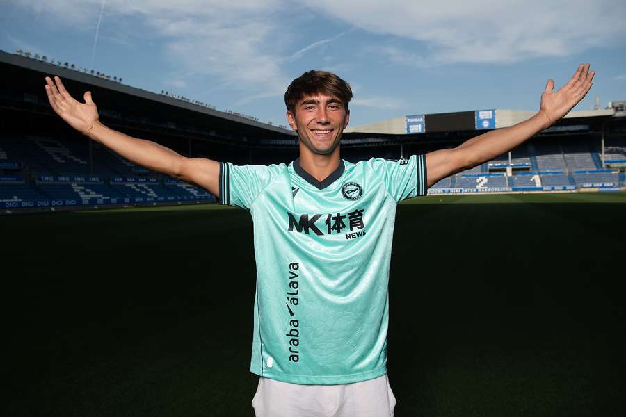 Mikel Rodríguez, con su nueva camiseta, la del Alavés Mikel Rodríguez, con su nueva camiseta, la del Alavés