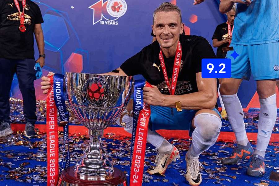 Jakub Vojtuš s trofejou pre víťaza Indian Super League.