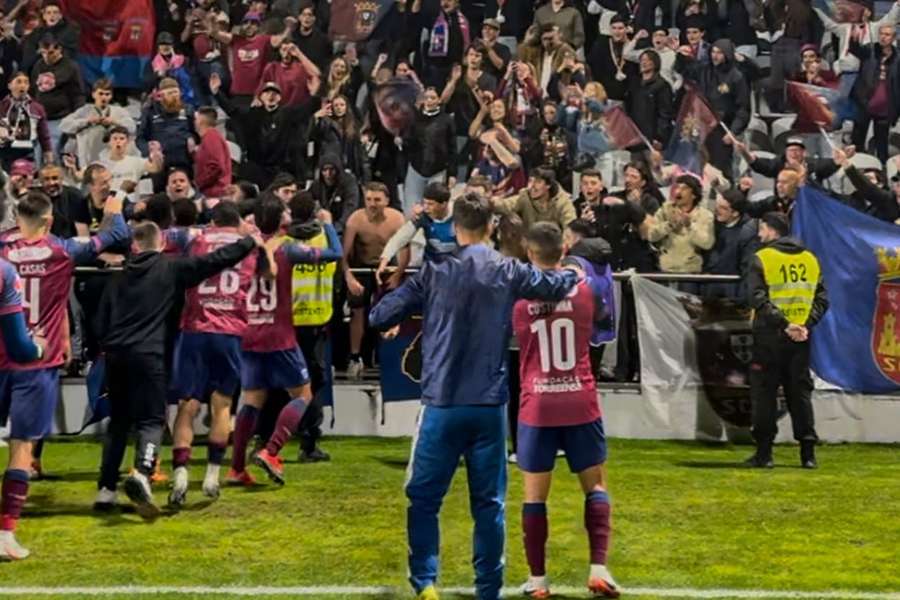 Jogadores do Torreense em comunhão com os adeptos Jogadores do Torreense em comunhão com os adeptos
