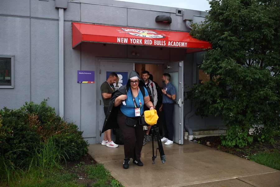 Periodistas abandonan el centro de entrenamiento de New York Red Bull tras la cancelación del entrenamiento de España Periodistas abandonan el centro de entrenamiento de New York Red Bull tras la cancelación del entrenamiento de España