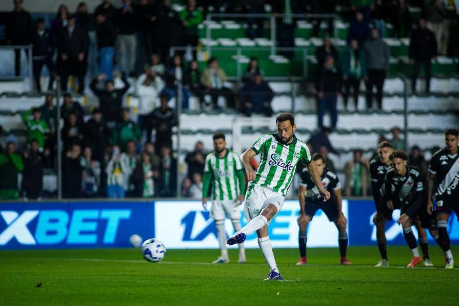 Nenê abriu o placar logo no começo do duelo