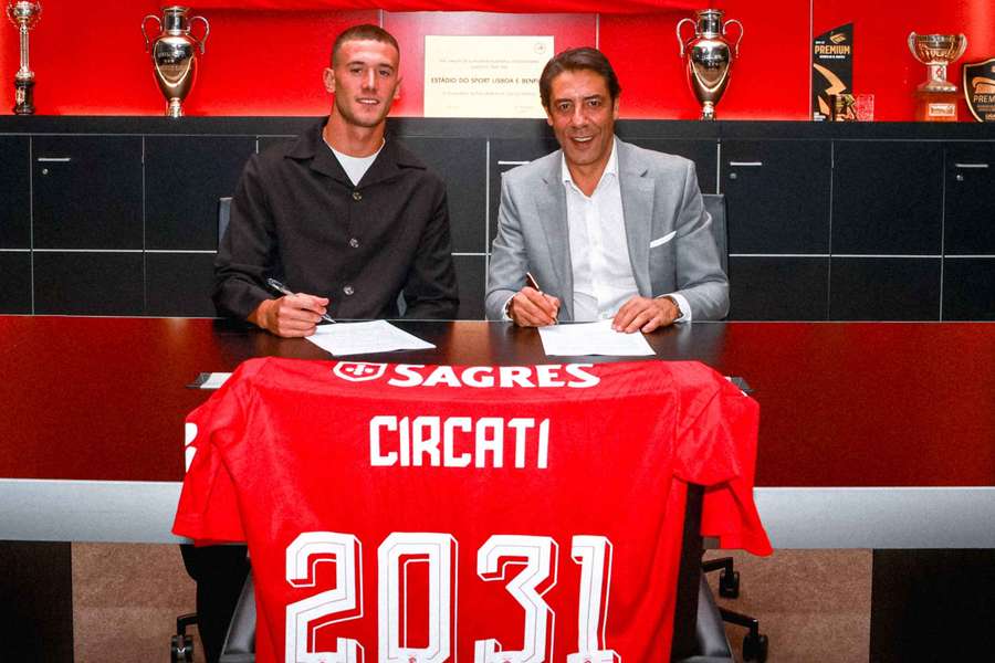 Alessandro Circati com Rui Costa na assinatura do contrato