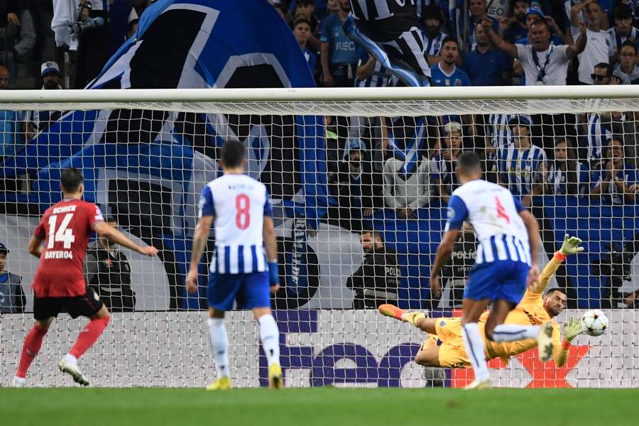 Patrik Schick podobně jako proti Portugalsku neproměnil penaltu a Leverkusen na body v Portu nedosáhl.