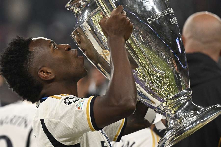 Vinicius Junior beija a taça de campeão da Champions League