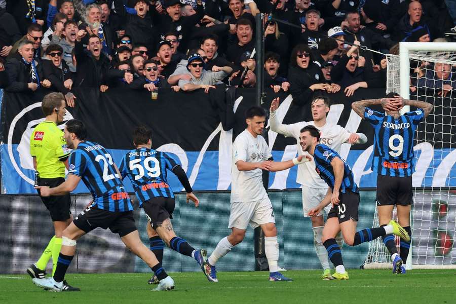 Atalanta świętująca trafienie przeciwko Napoli