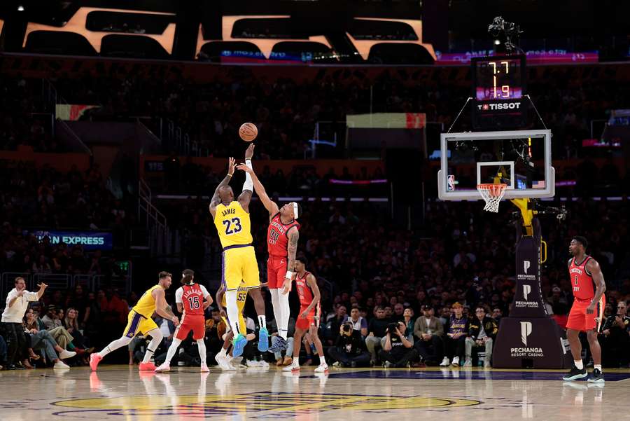 LeBron James trova l'ennesimo canestro
