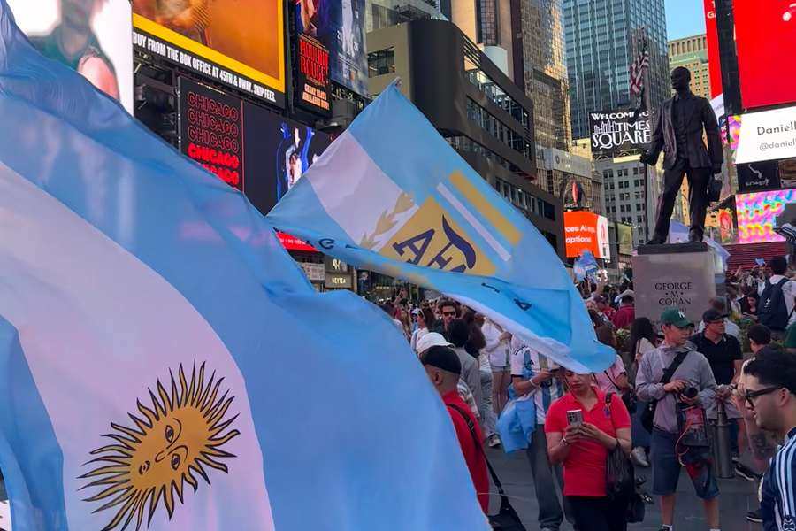 L’Argentina conquista Times Square: festa albiceleste a New York prima del debutto al Mondiale L’Argentina conquista Times Square: festa albiceleste a New York prima del debutto al Mondiale