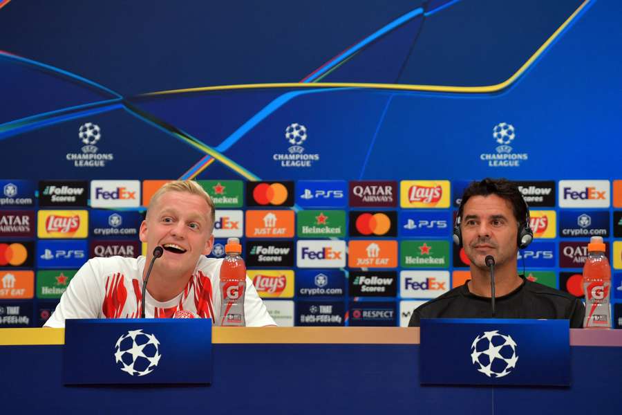 Donny van de Beek en Girona-coach Michel op de persconferentie daags voor Girona-Feyenoord