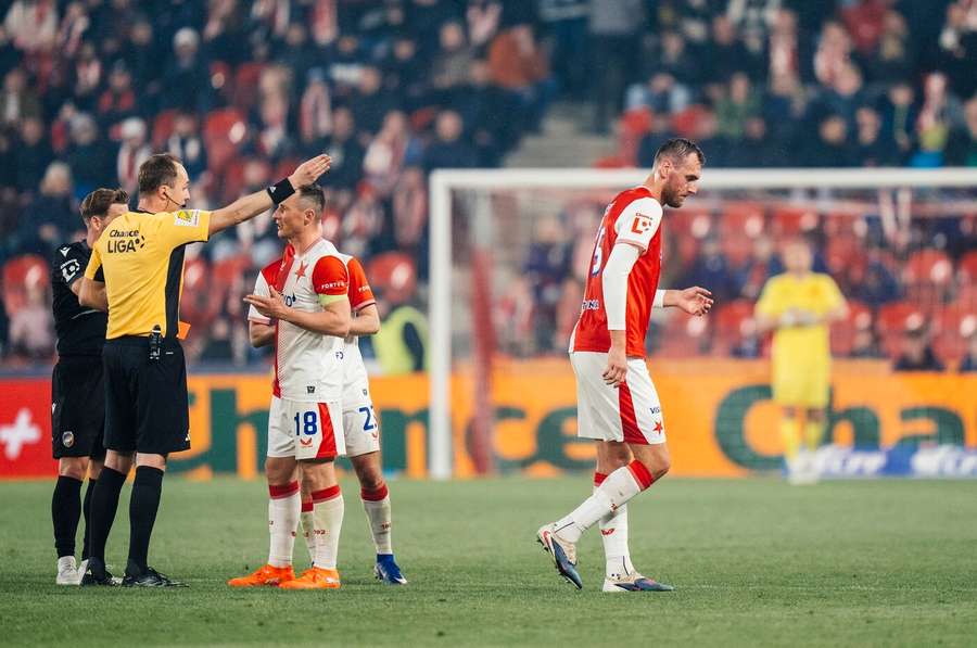 Chorý dostal proti Plzni po zásahu videorozhodčího červenou.