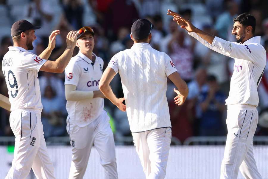 England's Shoaib Bashir (R) celebrates with teammates