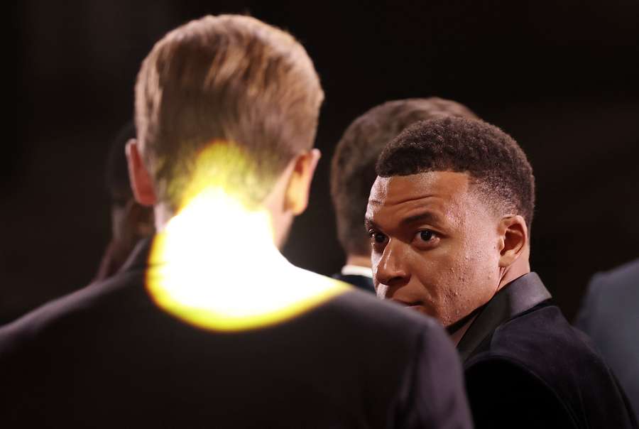 Mbappé em conflito com o governo chinês Mbappé em conflito com o governo chinês