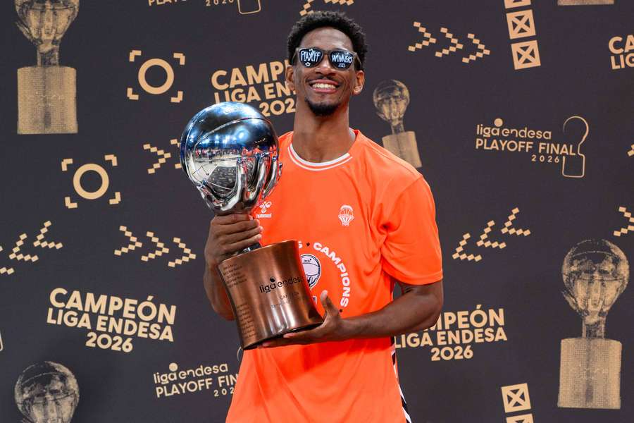 Kameron Taylor, con el trofeo de Liga