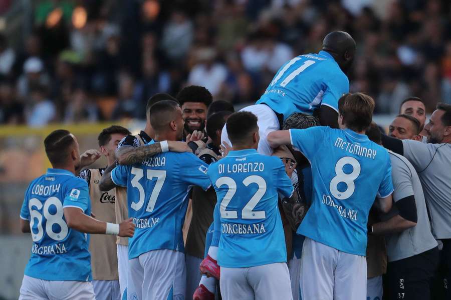Jucătorii lui Napoli sărbătoresc marcarea golului