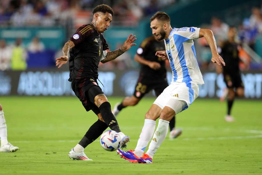 Paolo Guerrero lucha por un balón con Pezzella en un partido internacional disputado en Miami