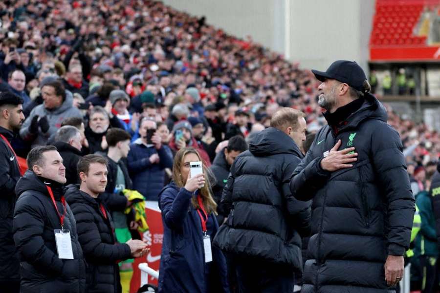 Jürgen Klopp saluant les supporters d'Anfield. 