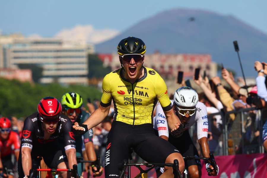 Olav Kooij boekt in Giro d'Italia zijn eerste ritzege in grote ronde