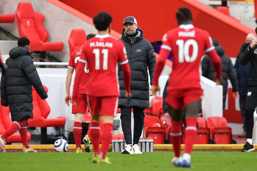 Jurgen Klopp, técnico do Liverpool, observa a derrota para o Fulham