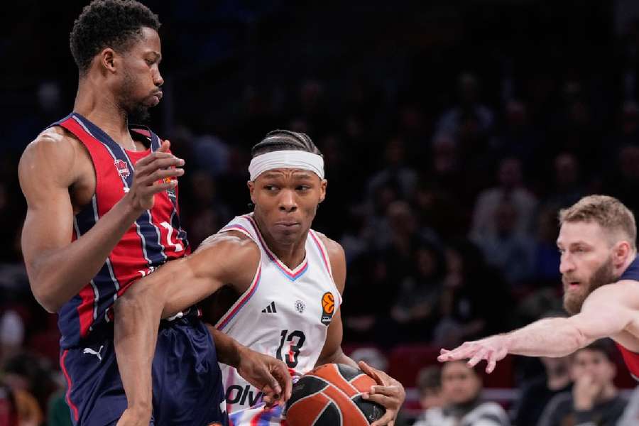 Dokossi intenta zafarse del marcaje de Diakite