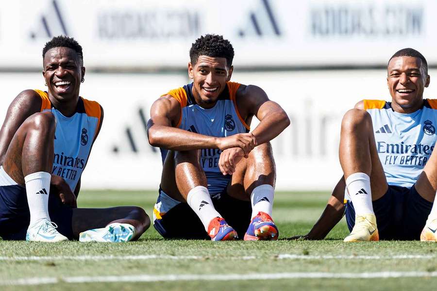 Vinicius, Bellingham e Mbappé, da esquerda para a direita.