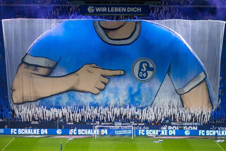 Uma coreografia impressionante dos adeptos do Schalke Uma coreografia impressionante dos adeptos do Schalke