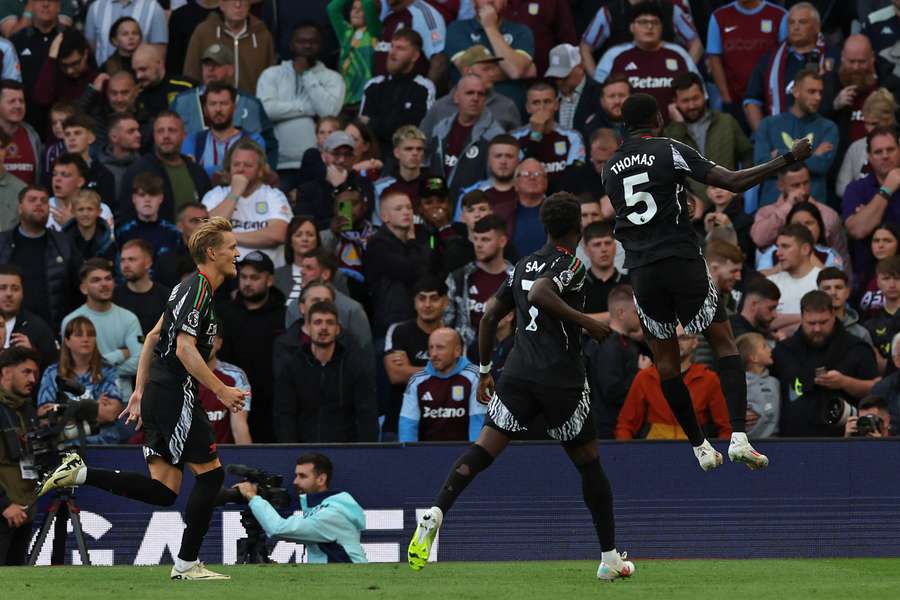 Arsenals ghanesiske midtbanespiller #05 Thomas Partey (R) jubler efter at have scoret deres andet mål.