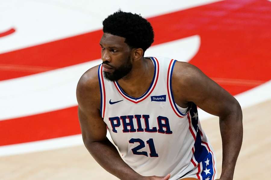 Kamerunec Joel Embiid nasbíral 40 bodů, přesto Sixers padli.