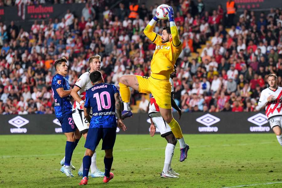 Augusto Batalla atrapa un balón durante el Rayo-Atleti.