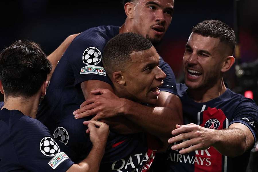 Mbappé, Zaïre-Emery, Lucas et Vitinha célèbrent le premier but parisien. 