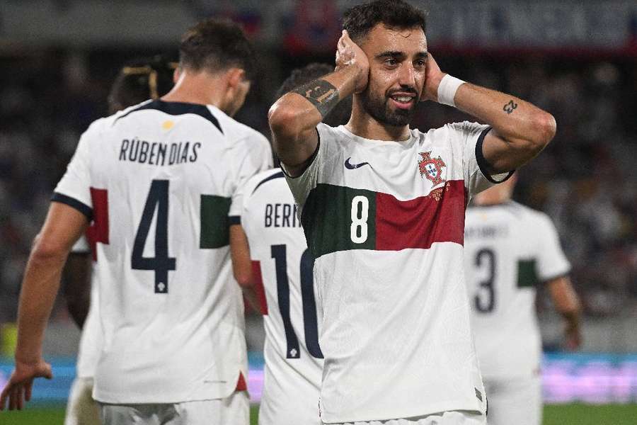 Bruno Fernandes comemora gol sobre os eslovacos