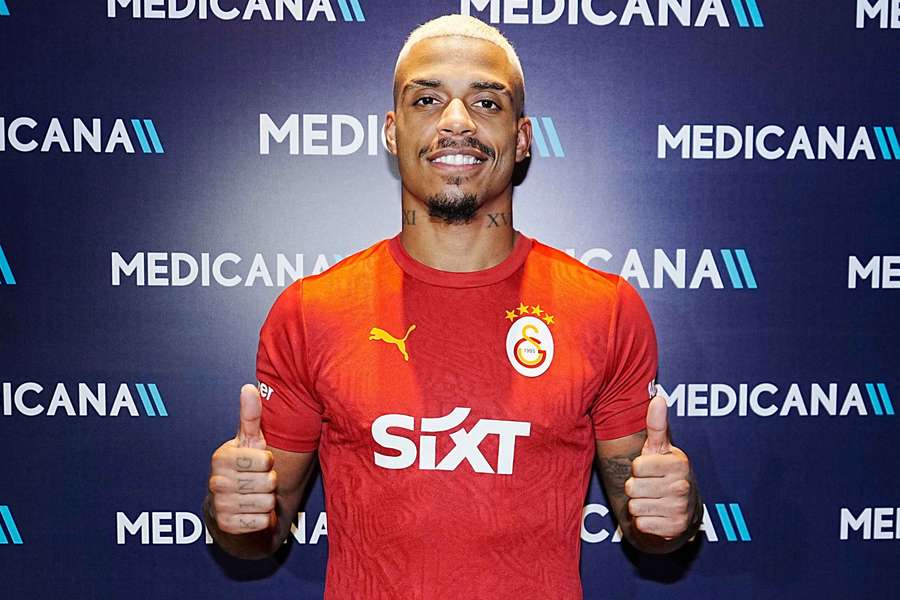 Mario Lemina apresentado no Galatasaray