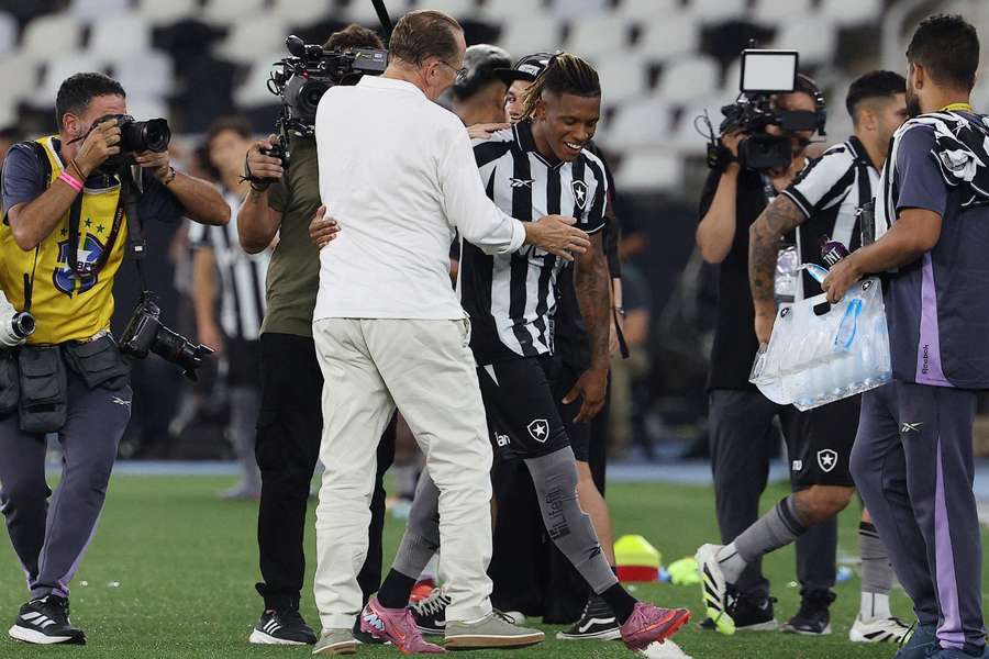 Textor cumprimenta Danilo, um dos principais nomes do elenco do Botafogo