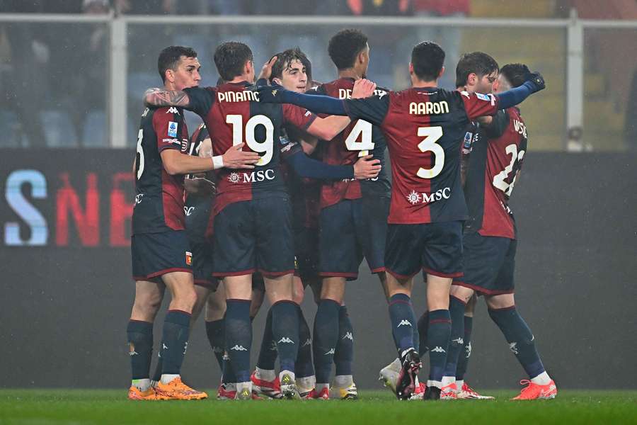 I giocatori del Genoa esultano dopo il gol di Miretti contro il Lecce