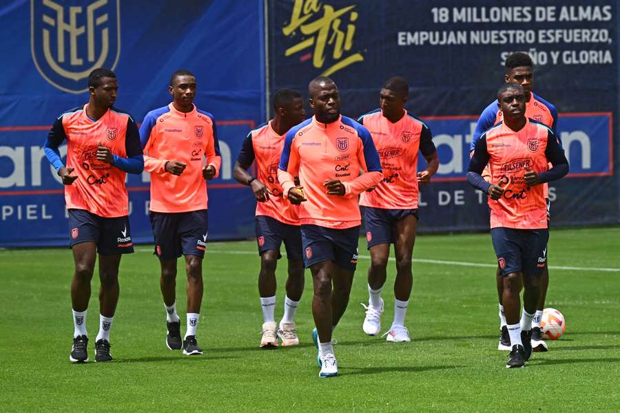 Los jugadores de Ecuador, durante un entrenamiento previo al duelo frente a Venezuela