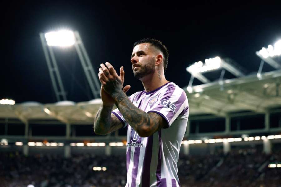 Aron Donnum applauding the Toulouse supporters 