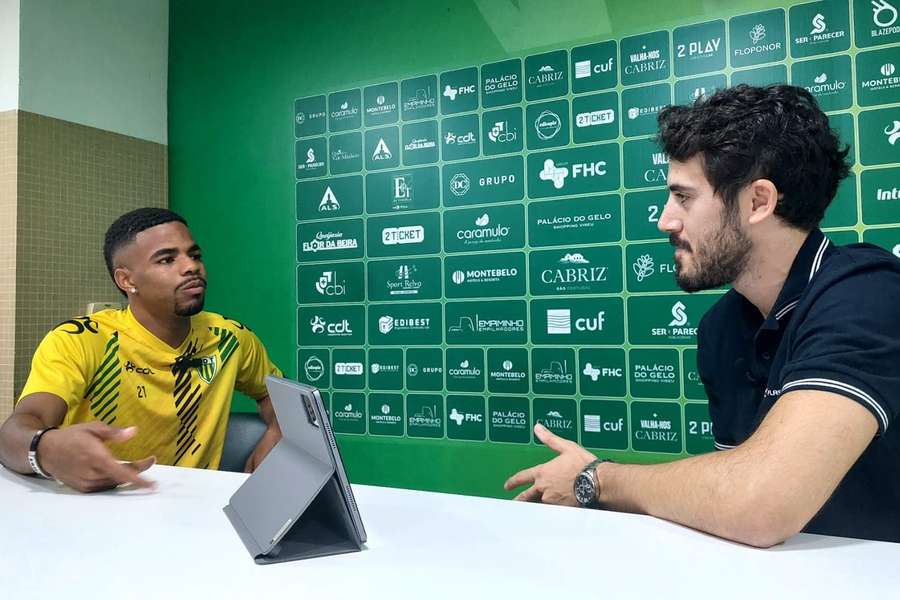 Pedro Maranhão com o jornalista do Flashscore na sala de imprensa do CD Tondela