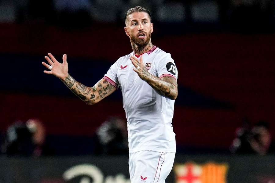 Ramos deu os três pontos e a liderança ao Barça, eterno rival. 