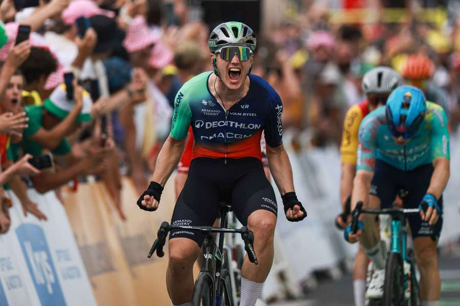 Olav Kooij celebra tras cruzar la meta y ganar la quinta etapa