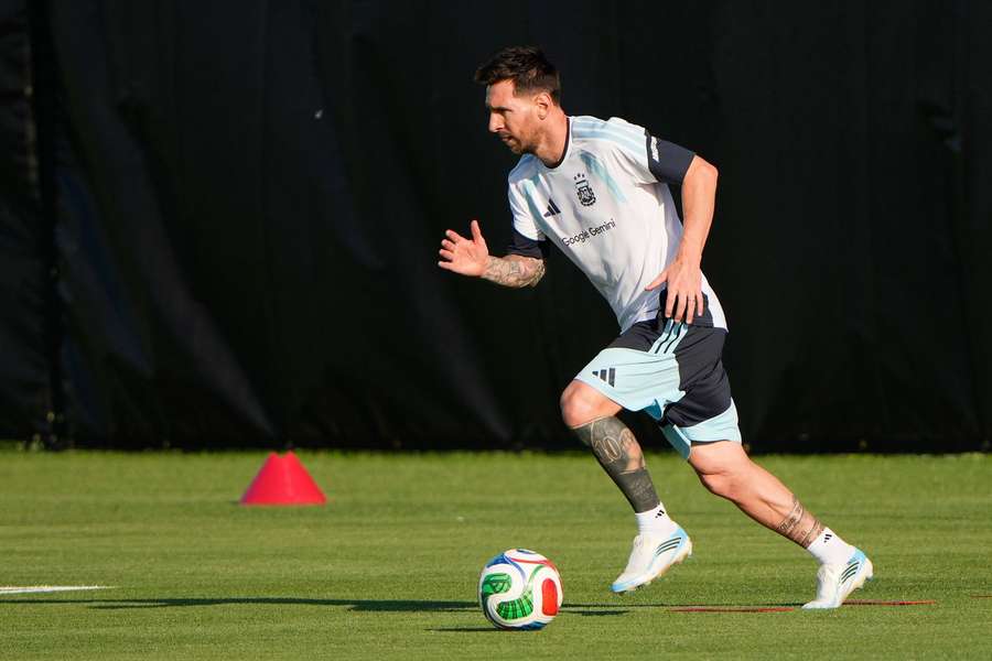 Argentinec Leo Messi by měl být po zranění fit. Argentinec Leo Messi by měl být po zranění fit.