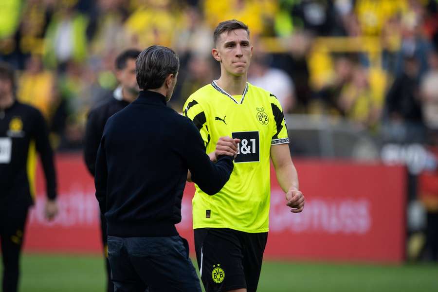 Niko Kovac fühlt mit Nico Schlotterbeck (r.)