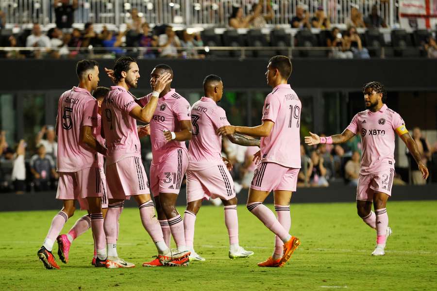 Leonardo Campana comemora com os colegas de equipa