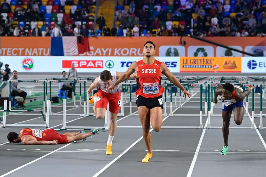 O momento em que Jason Joseph se sagra campeão europeu, com Quique Llopis caído, atrás