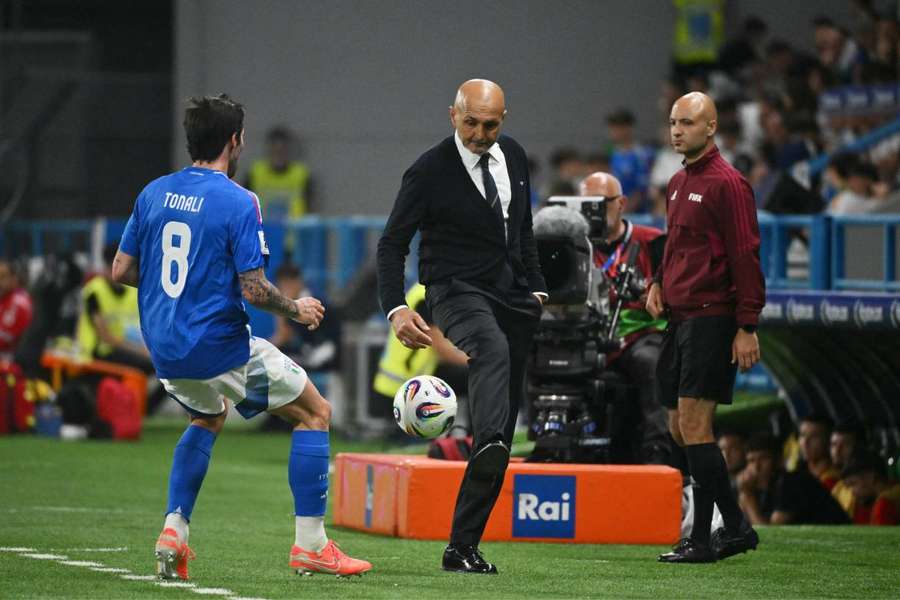 Luciano Spalletti își demonstrează abilitățile fotbalistice Luciano Spalletti își demonstrează abilitățile fotbalistice
